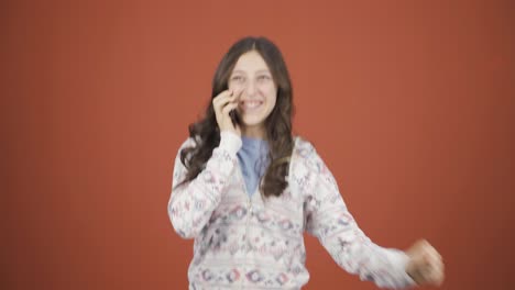 Mujer-Joven-Recibiendo-Evangelio-Por-Teléfono.